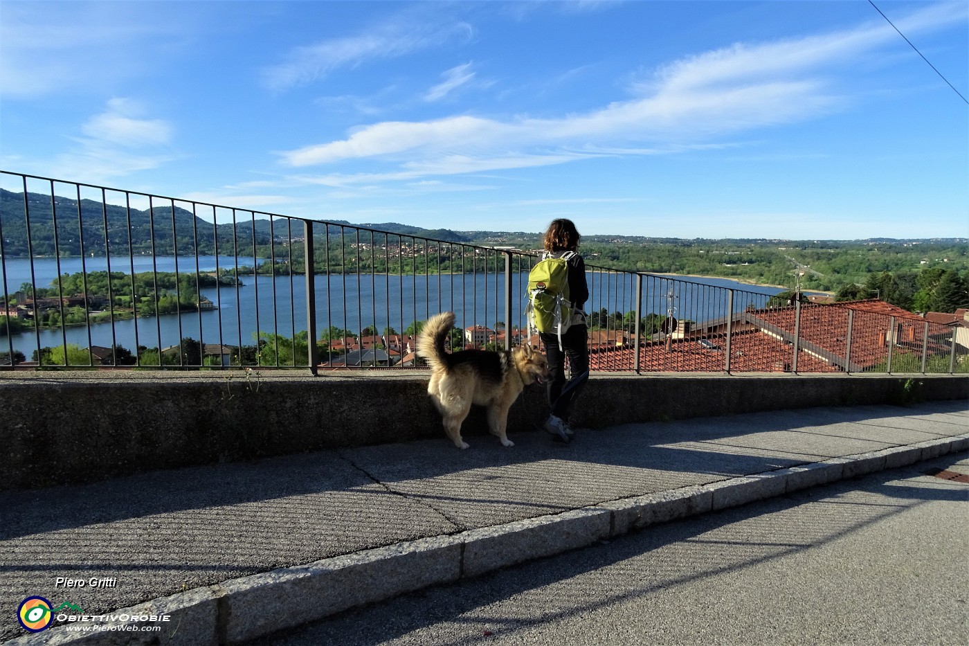 07 Dal parcheggio auto breve discesa con bella vista sul Lago di Annone.JPG